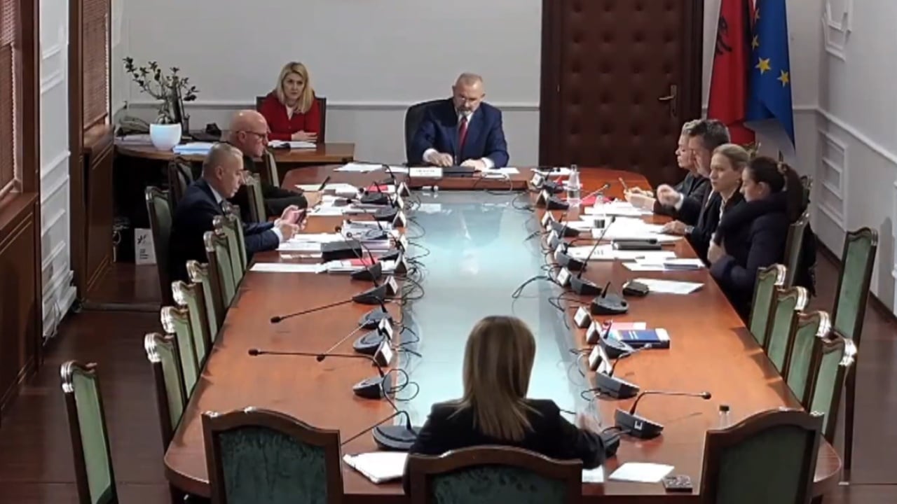 E kërkon Kushtetuesja, ndryshon hetimi parlamentar/ Mazhoranca do ndryshime më të mëdha, PD kundër