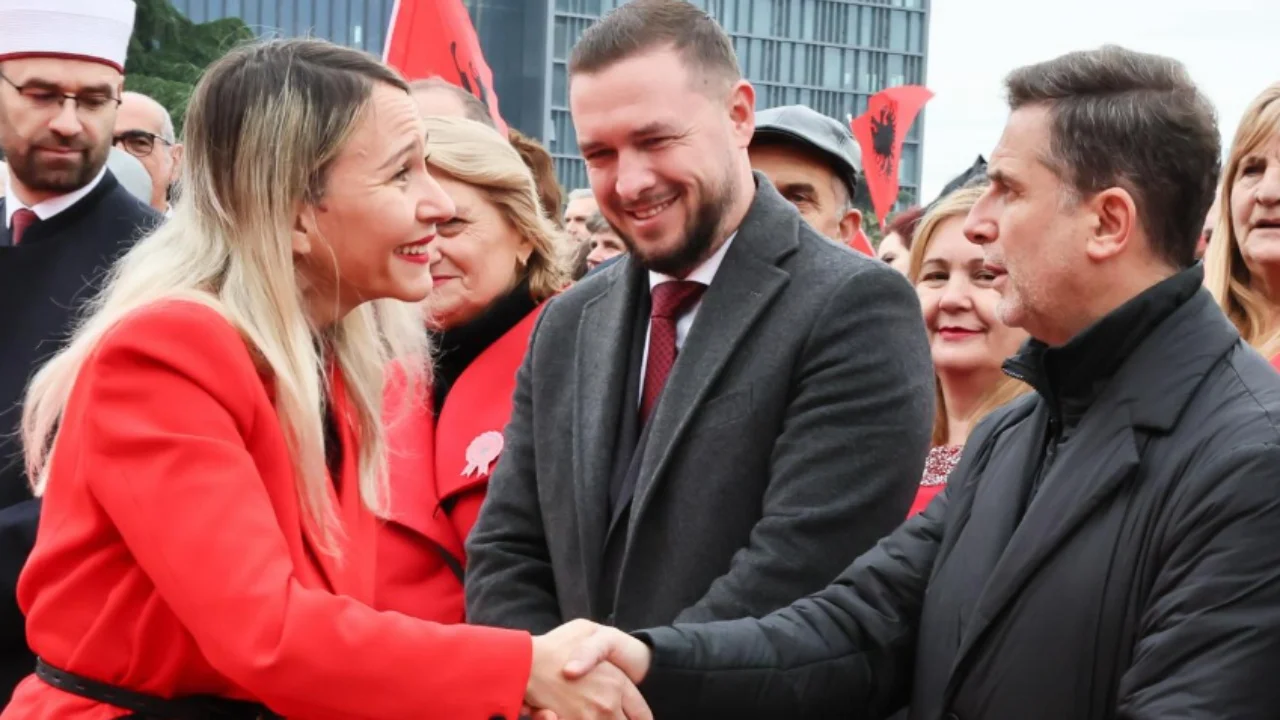 E kritikoi nënkryetaren e Bashkisë për koshat e plehrave, Braçe nxjerr foton me Anuela Ristanin: Ishte gëzim i madh…