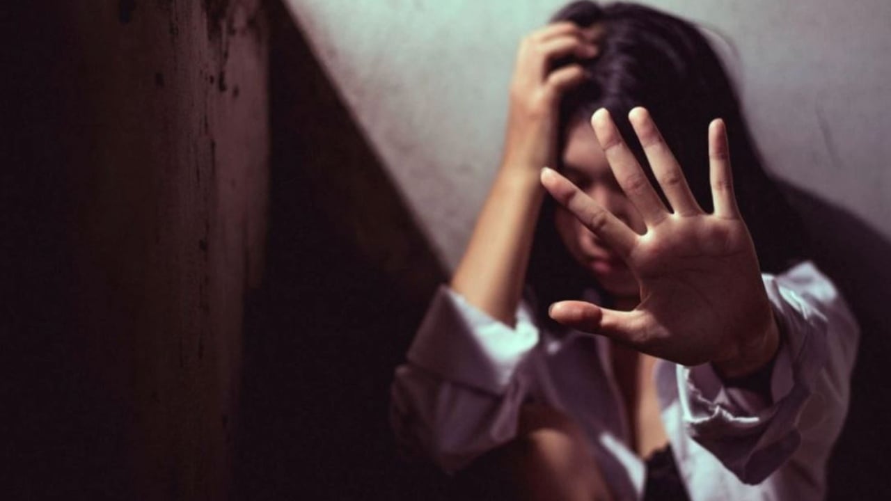 E mitura shqiptare shtatzënë dhunohet brutalisht nga e ëma dhe aborton foshnjën, arrestohet 35-vjeçarja