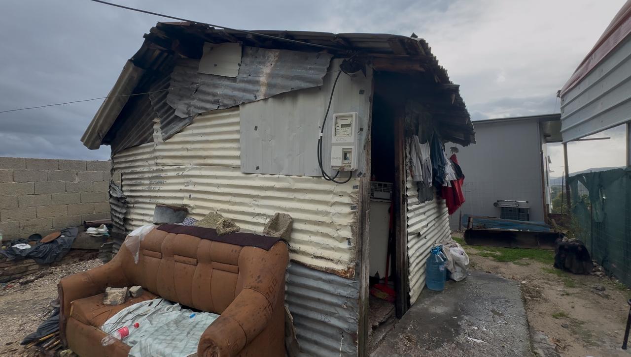 E moshuara dhe djali i sëmurë në Delvinë jetojnë në një kasolle, OSHEE u ka prerë dritat – VIDEO