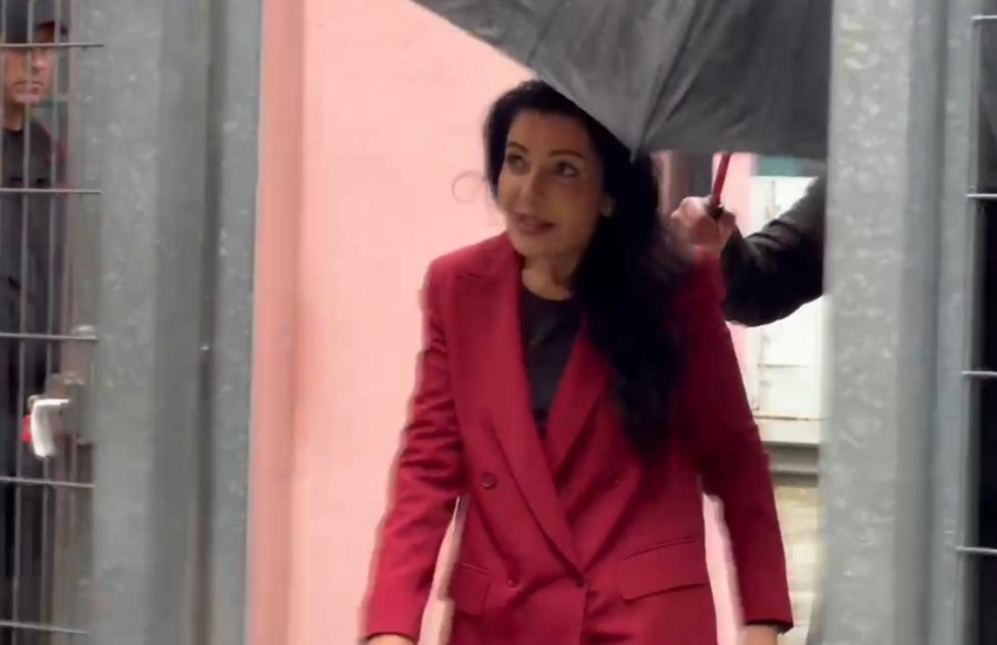 E pandehur për korrupsion/ Balluku 40 minuta në GJKKO. Kyç gojën dhe mbrojtjen ia lë të motrës. Seanca shtyhet 2 orë