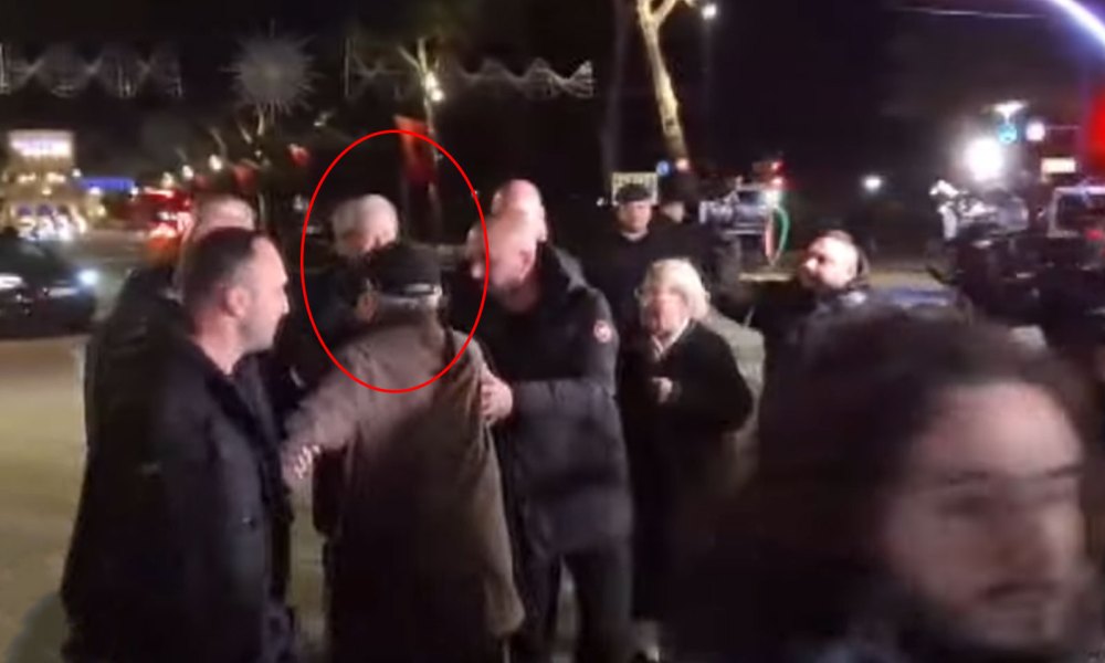 E papritur/ Berisha rrugës për tek Kryeministria, i moshuari tenton ta përqafojë, ndërhyjnë trupërojat