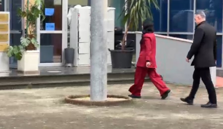 E pezulluar nga detyra/ Balluku mbërrin në GJKKO, do mbrohet nga motra e saj, Pamela Qirko