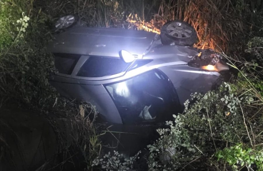 E premtja përgjak rrugët/ Kamioni përplas makinën në autostradën Tiranë-Durrës, vetura përmbyset në kanal (Detaje)