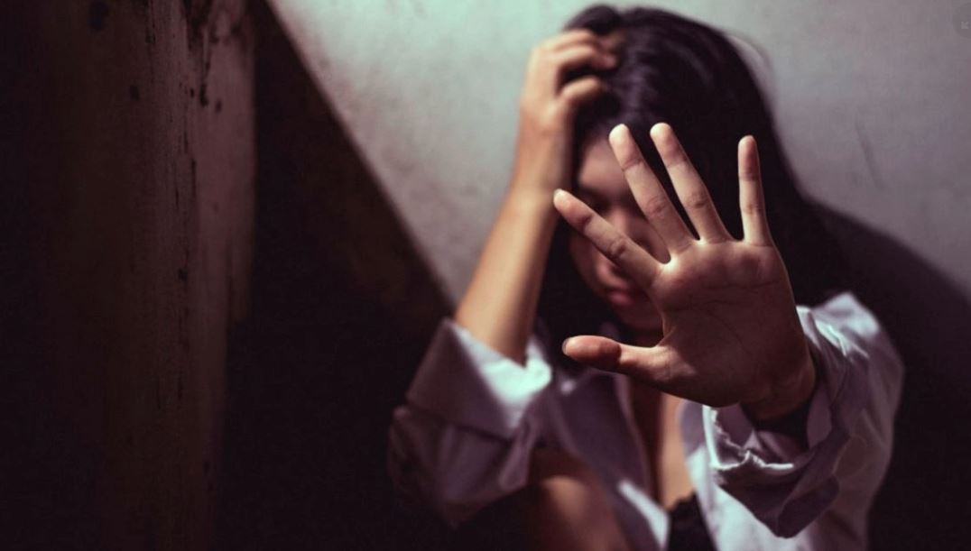 E rëndë/ 14-vjeçarja shqiptare shtatzënë dhunohet brutalisht nga nëna e saj, paraqitet në polici me fetuesin në qese