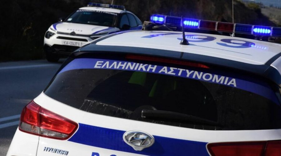 E rëndë! 75-vjeçari godet me thikë në qafë vajzën e tij