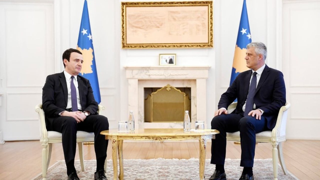 E rrallë, Kurti mbështet Thaçin: S’ka arsye ligjore përse krerët e UÇK-së të mbeten në Hagë