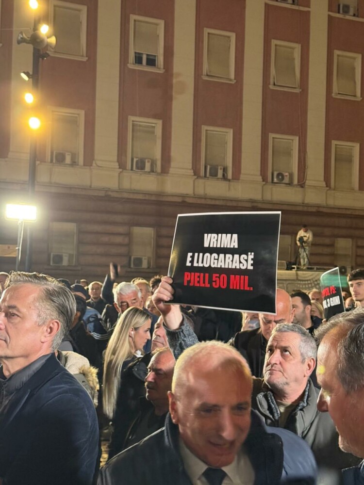 “E sotmja s’ishte protestë”, deputeti demokrat ‘shigjeton’ Berishën: Parlamentin e “zbritëm” në bulevard