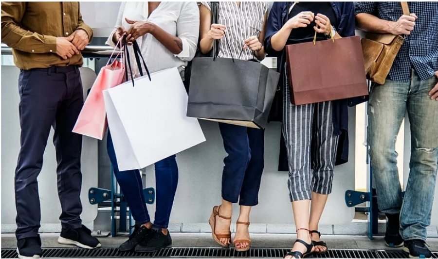 E vërteta e frikshme/ Ja si na manipulon Black Friday pa e kuptuar, zbritjet që të shtyjnë të blejmë pa arsye