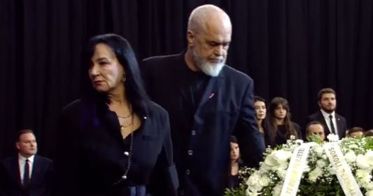 Edi Rama mbërrin në Pallatin e Kongreseve i shoqëruar nga bashkëshortja e tij