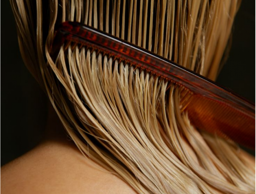 Efektet negativë të fjetjes me flokë të lagur