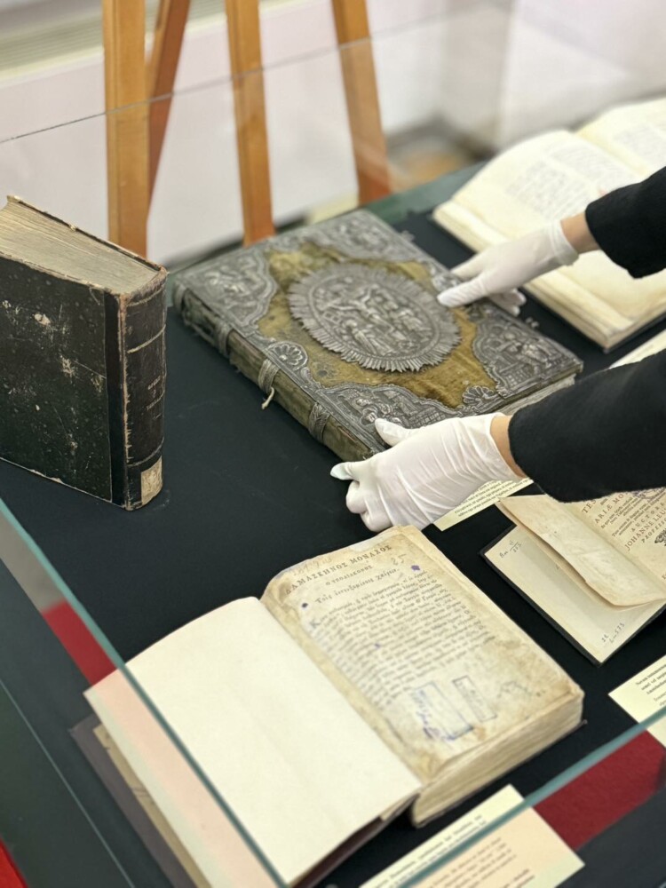 Ekspozita “Koleksioni i Biblave” me bibla të rralla dhe 452 materiale me karakter biblik, të shtypura nga shekulli…