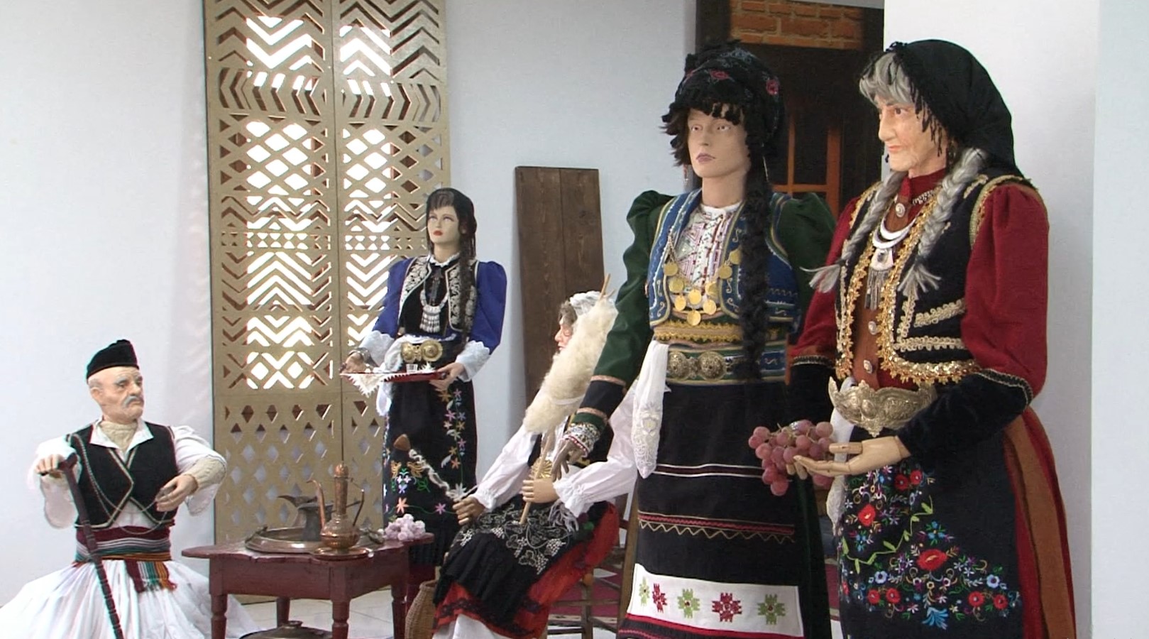 Ekspozitë kostumografike në Korçë, “Na ishte dikur” sjell veshjet tradicionale të juglindjes