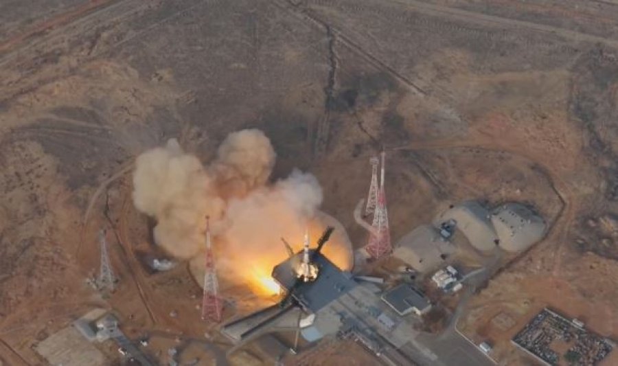 Ekuipazhi amerikano-rus nis me sukses misionin me anijen kozmike Soyuz