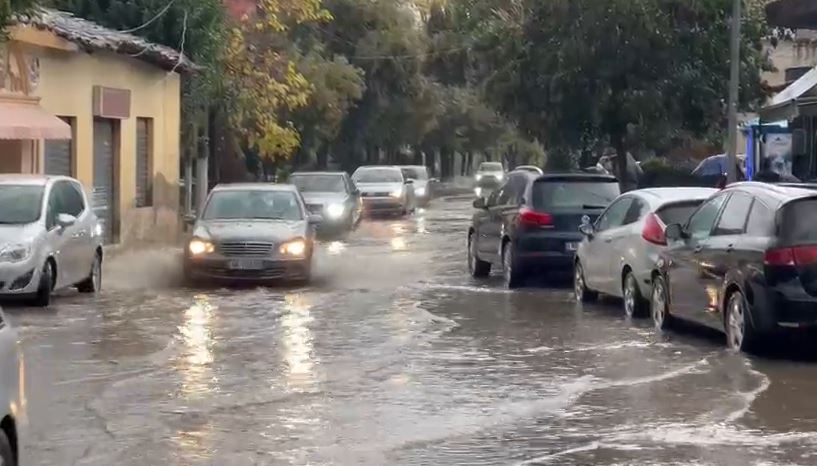 Elbasani nën pushtetin e ujit/ Rreshjet e dendura sjellin vështirësi në qarkullimin e mjeteve