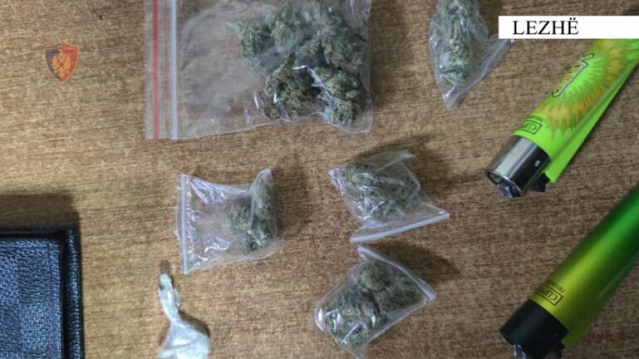 EMRAT/ Shisnin kanabis dhe kokainë, kapen në flagrancë 3 persona në Lezhë, mes tyre 1 i mitur