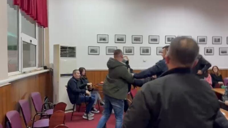 EMRI/ Goditi me grushte anëtarin e këshillit bashkiak, arrestohet 27-vjeçari në Pogradec