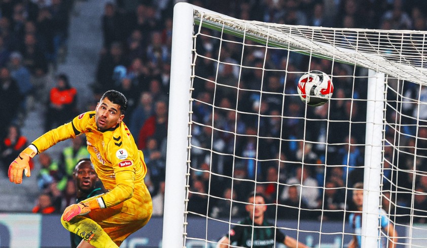 Ernest Muçi, a je normal? Sulmuesi kuqezi “çmend” Turqinë me SUPERGOLIN tij (video)