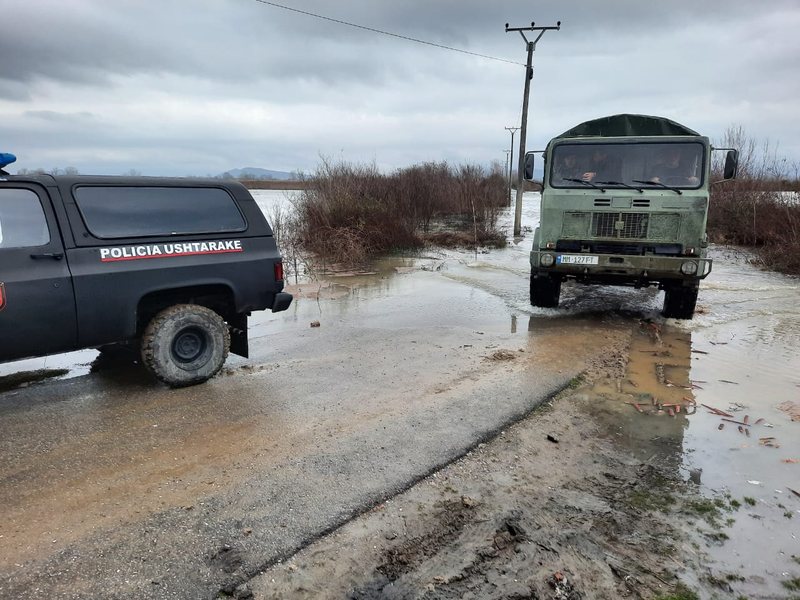 Evakuime, rrugë të bllokuara dhe zona pa energji/ Situata e fundit nga moti i keq