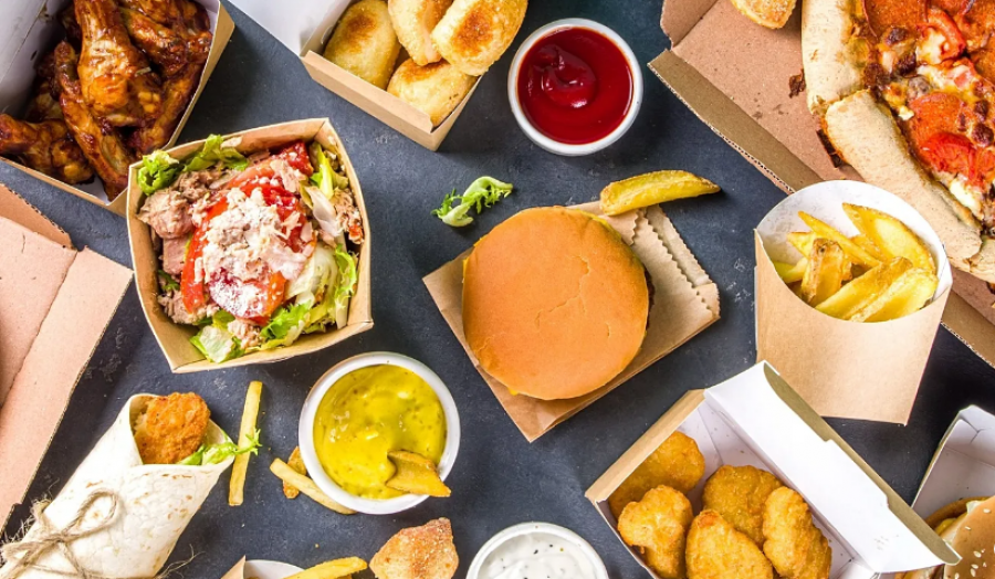 ‘Fast-Food-i’ në krizë identiteti: Nga hamburgerët e yndyrshëm te menuja gourmet, pa gluten dhe me bazë bimore