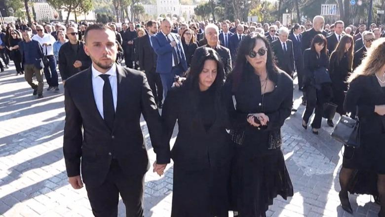 Fatos Nano përcillet në banesën e fundit, Linda Rama ngushëllon Xhoana Nanon