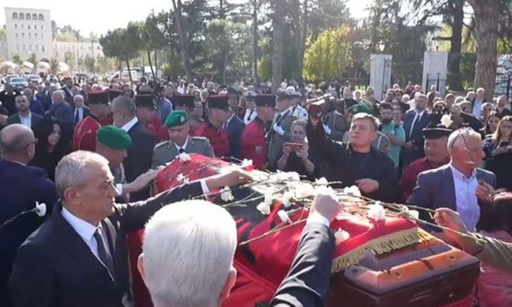 Fatos Nano përcillet për në banesën e fundit me tingujt e këngës legjendare të Frank Sinatra (VIDEO)