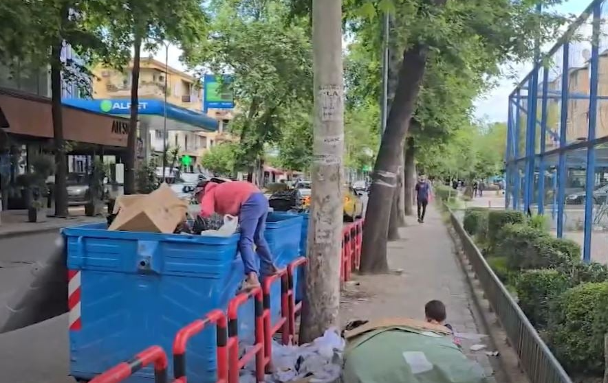 Fëmijët mbledhin sasi të mëdha barnash nga koshi i plehrave pranë spitalit. Ku i çojnë?