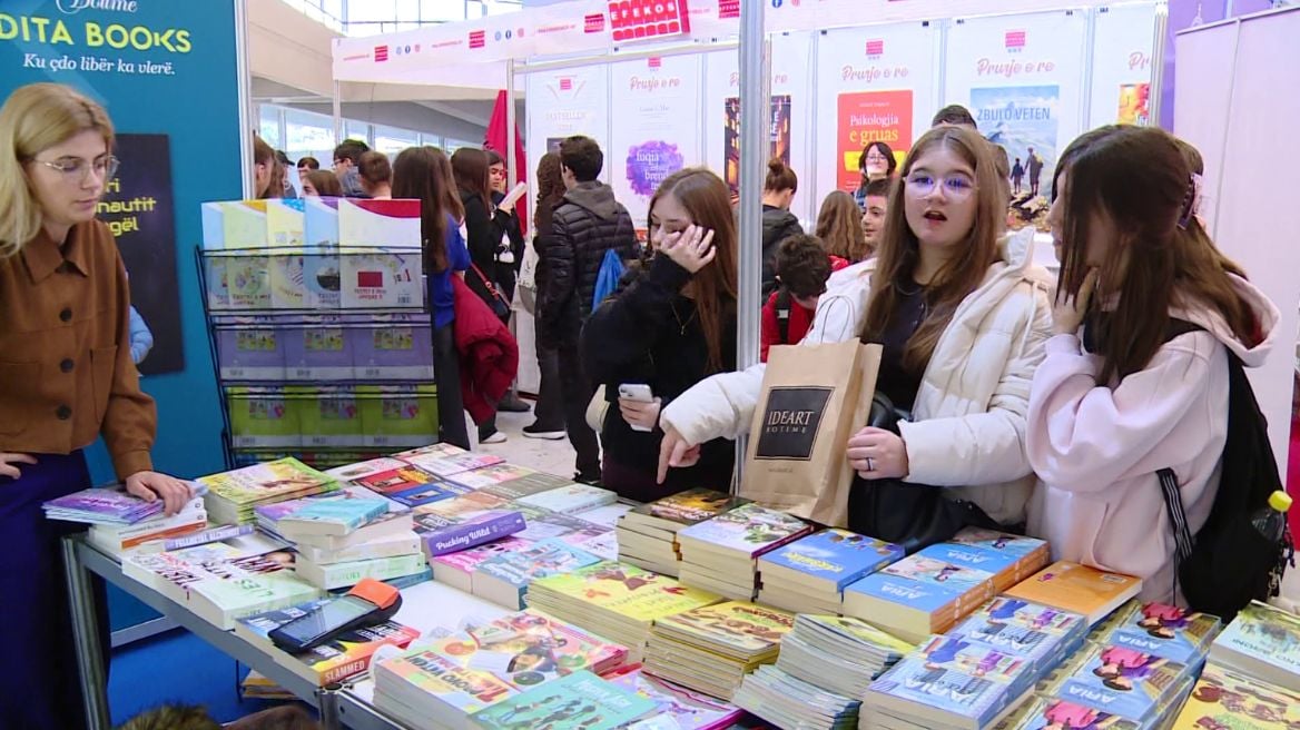 Fëmijët mes librave dhe ekraneve/ Mbizotërojnë librat e përkthyer në panair, shkrimtarët vendas kërkojnë më shumë mbështetje