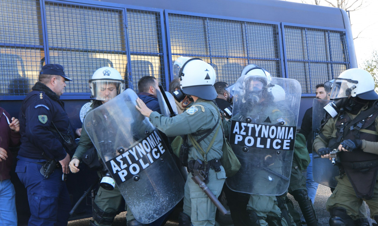 Fermerët protestë në Greqi, bllokojnë rrugën Athinë-Selanik, raportohet për të lënduar gjatë përplasjeve me policinë