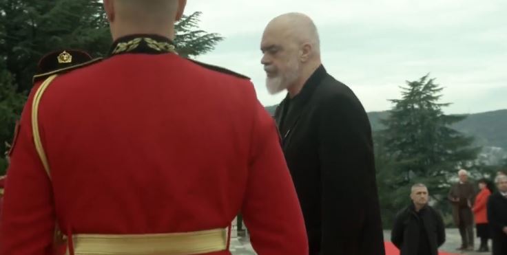 Festa e 29 Nëntorit/ Rama homazhe në varrezat e Dëshmorëve