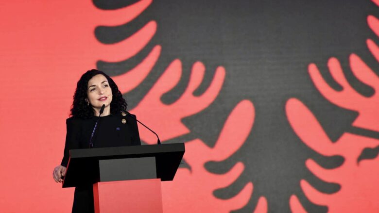 Festa e Pavarësisë/ Presidentja Osmani uron 28 Nëntorin: Historia jonë është shkruar me gjak