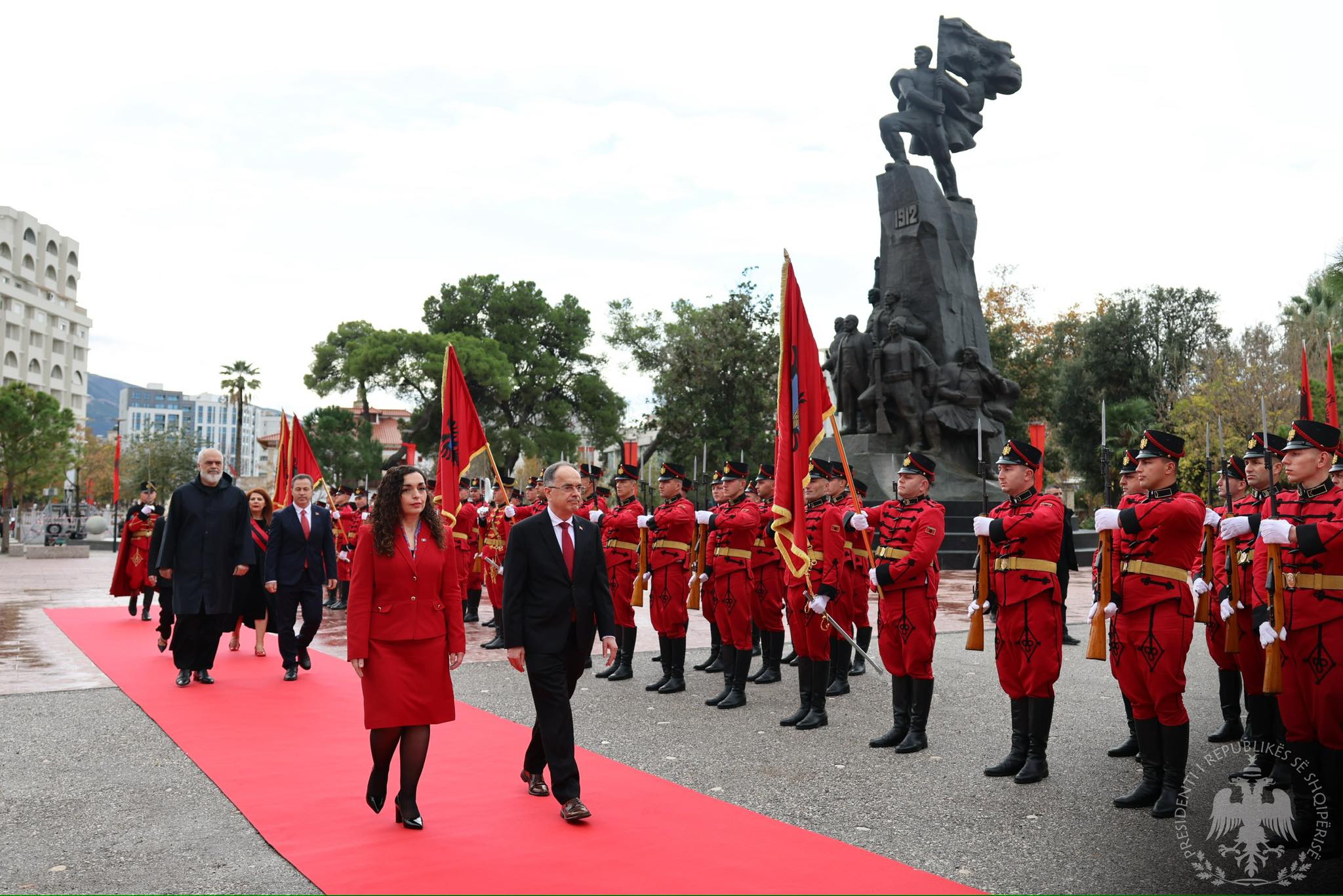 Festohet 113 vjetori i Pavarësisë, në Vlorë zhvillohet ceremonia e ngritjes së flamurit