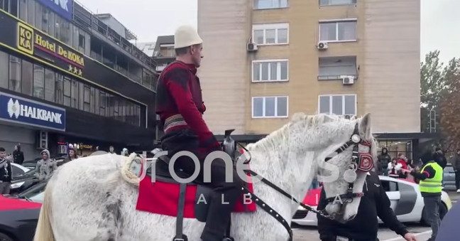 Festojnë 28 Nëntorin/ Shqiptarët në Shkup, paradë me kuaj dhe makina (VIDEO)