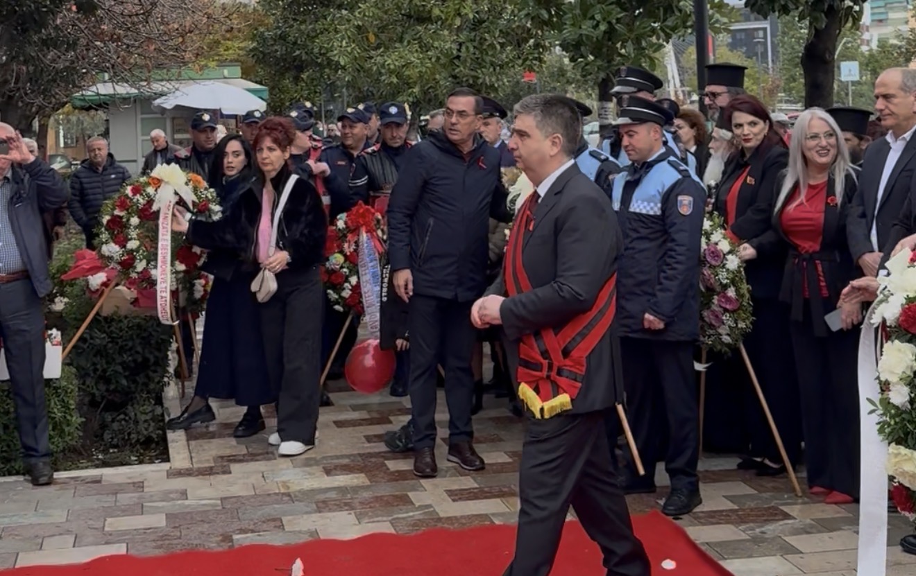 Fier – Ceremonia e ngritjes së flamurit në Ditën e Pavarësisë