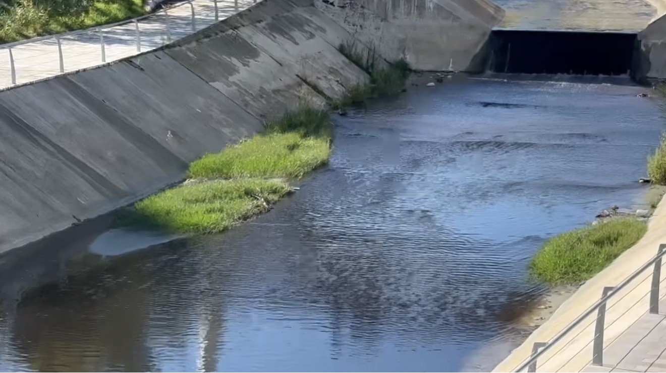 Fier – Ndotja alarmante e lumit Gjanica ngjall indinjatë te qytetarët, në terren autoritetet mjedisore për hetim dhe masa ndëshkuese