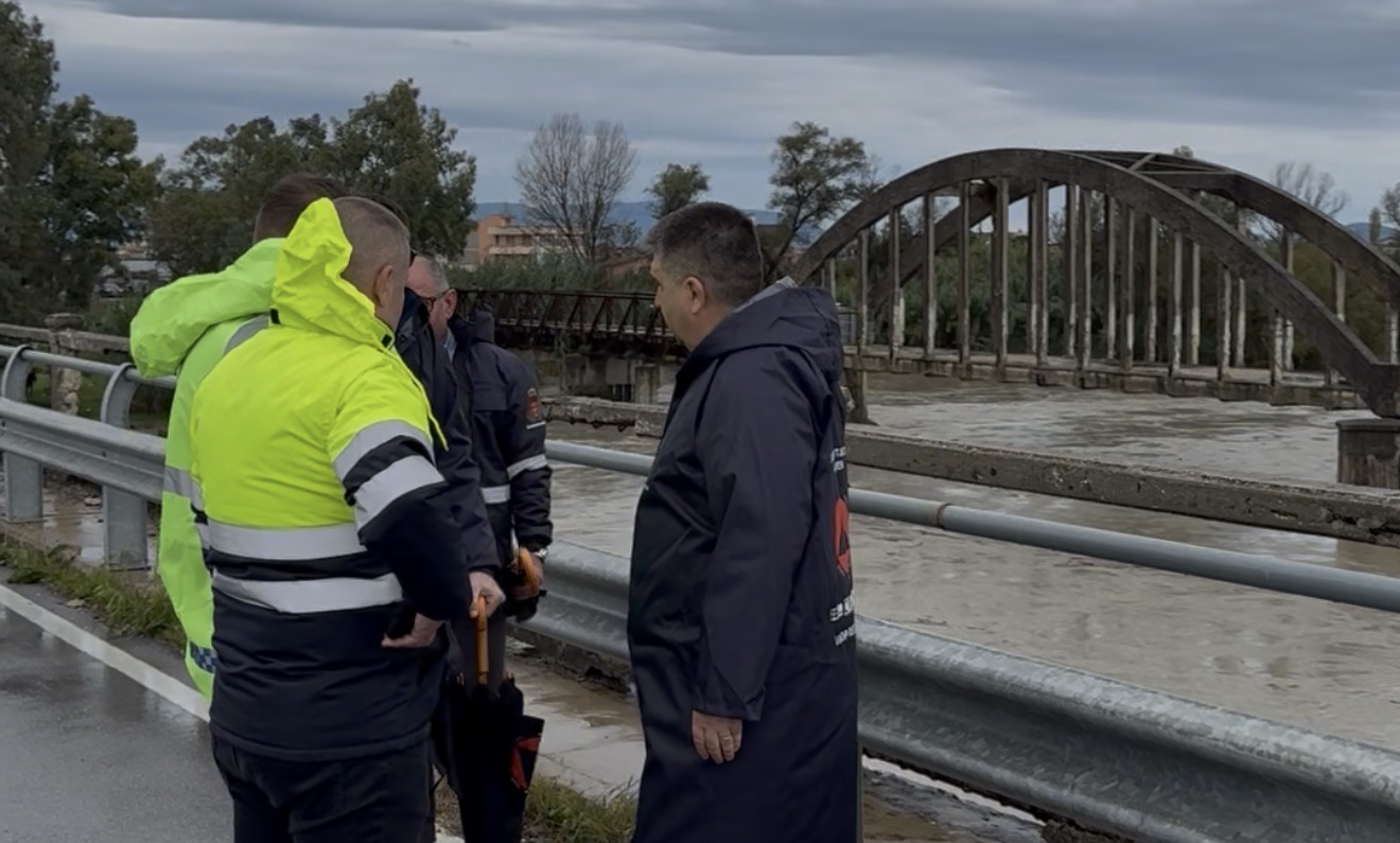 Fier – Rriten me shpejtësi prurjet e Vjosës, rrezik përmbytjesh në disa fshatra përgjatë lumit