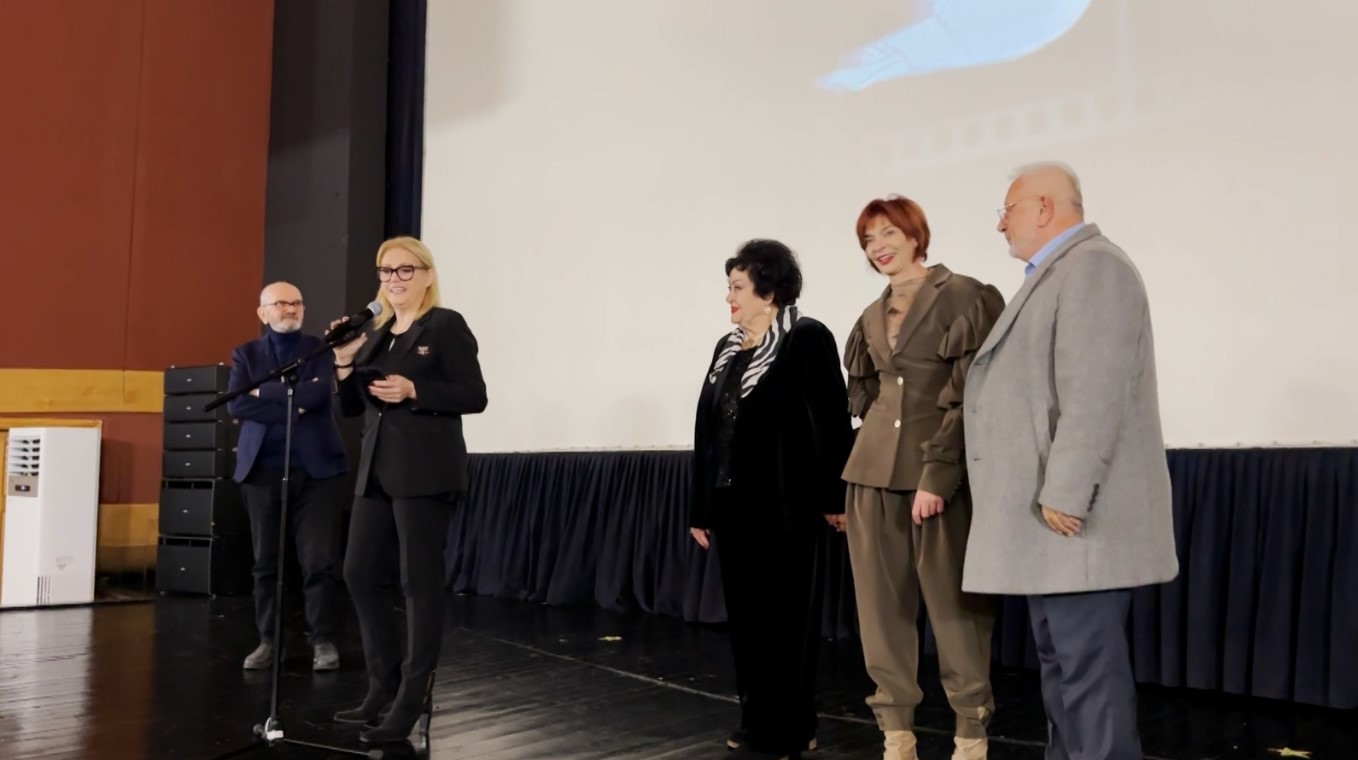 Filmi “Dhe vdekja le të presë”, publiku duartroket prodhimin kinematografik me regji të Edmond Topit