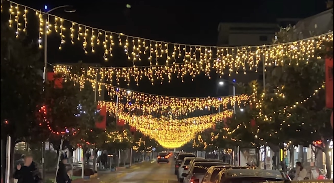 Flamuj kombëtar në sheshe e dekore festive — qytetet shqiptare presin 28-29 Nëntorin