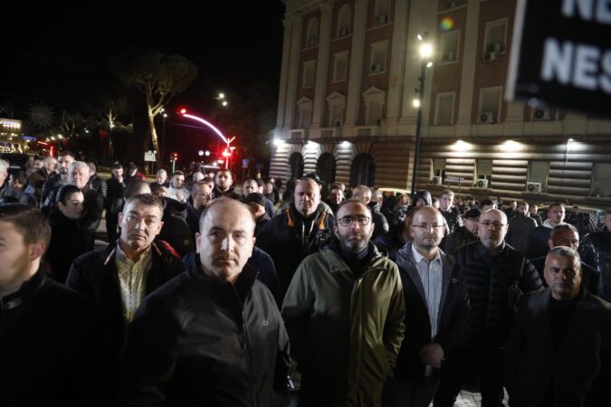 “Foltorja 2”/ Përfundon protesta e opozitës para Kryeministrisë pas fjalimit të Berishës