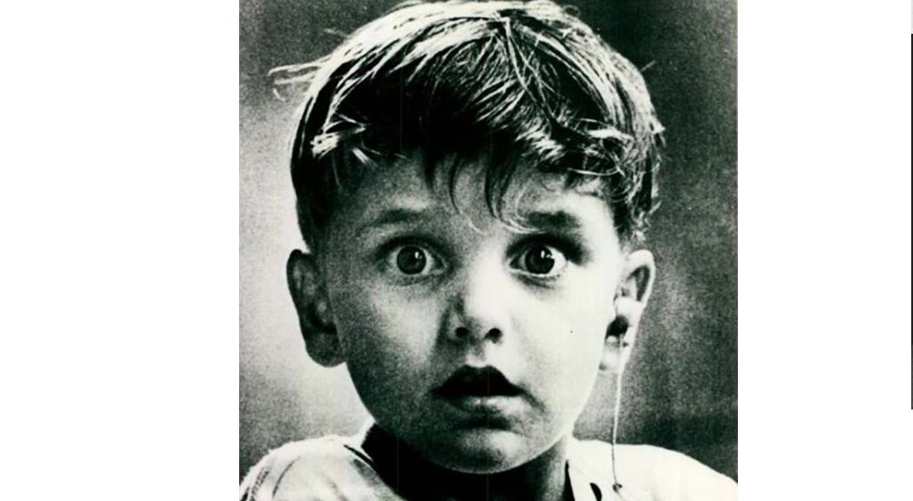 Foto emocionuese: Reagimi i Haroldit i cili lindi i shurdhër, kur dëgjoi për herë të parë…