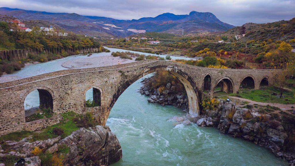 FOTO / Gonxhja: Urat e restauruara, monumente kulture që përballuan motin e keq pa pësuar dëme