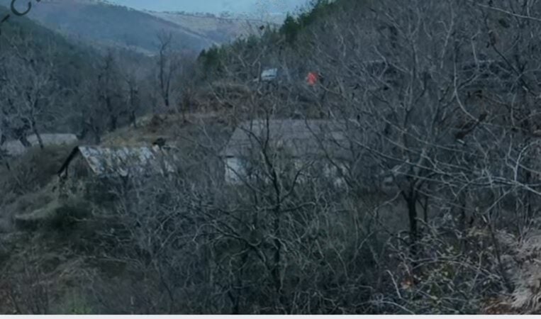 Foto/ Kjo është banesa në Fushë-Arrëz ku fshihen dy personat me rrezikshmëri të lartë