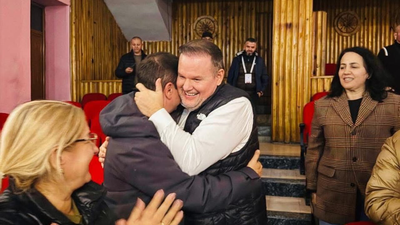 FOTO/ Kryesoi me shumicë dërrmuese votash, shoqërohet me të qeshura dhe përqafime fitorja e Ervin Cecës në Berat