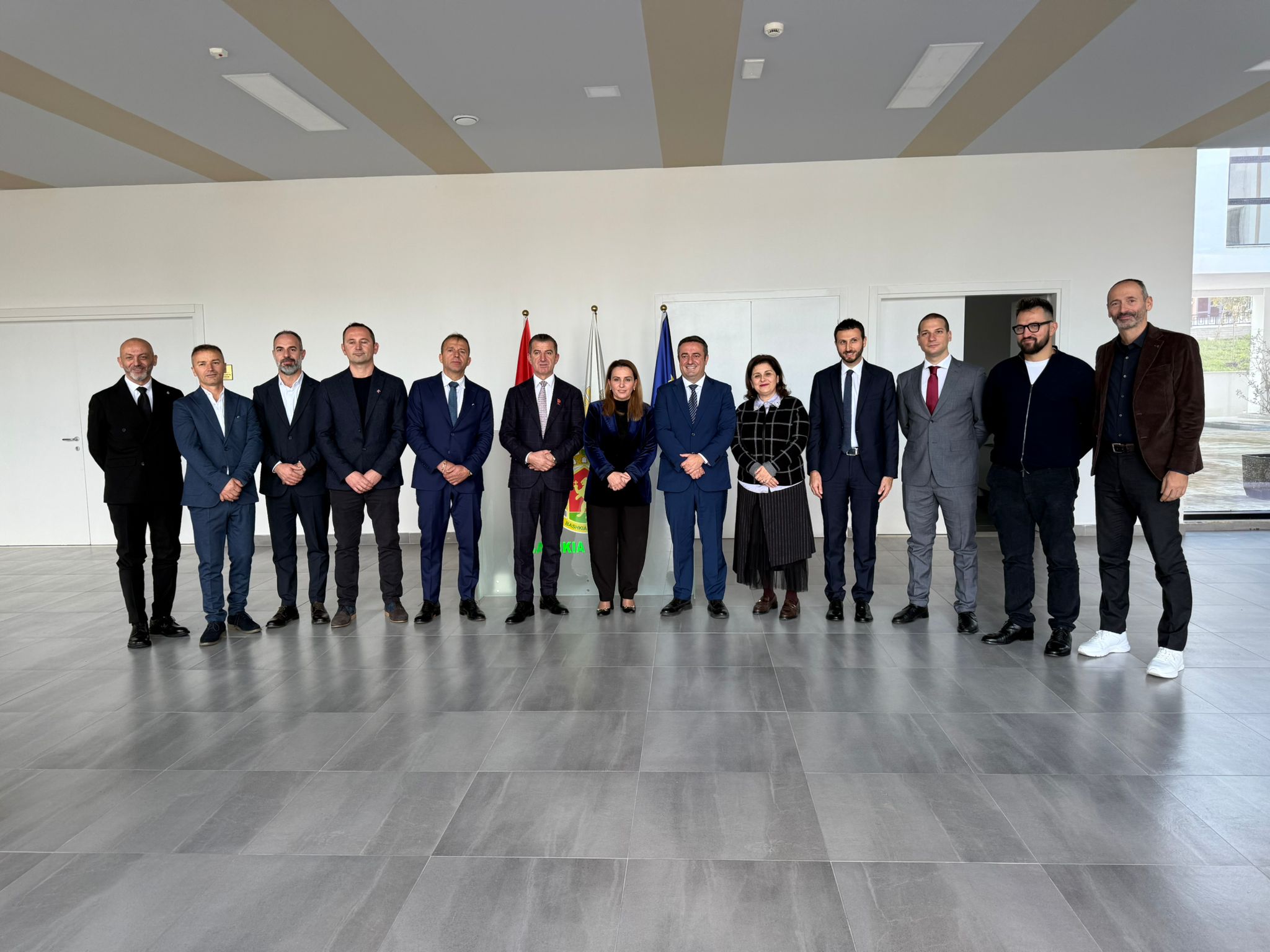 FOTO/ Shoqata ”Korabi” i dhuron spitalit në Laç një inkubator për të porsalindurit dhe pajisje kirurgjikale