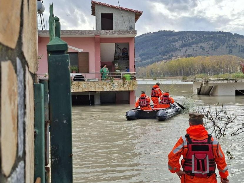 FOTO/ Shtëpi e toka të përmbytura në bashkinë e Dimalit, efektivët në terren