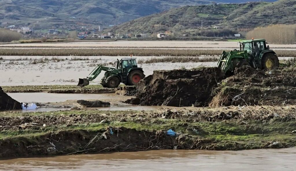 FOTO / Vijon riparimi i argjinaturave, Rama ndan pamje nga punimet në terren