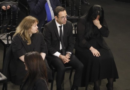 FOTOLAJM- Emocion dhe trishtim për ndarjen nga jeta të Fatos Nanos, bashkëshortja e tij, Xhoana nuk mban dot lotët