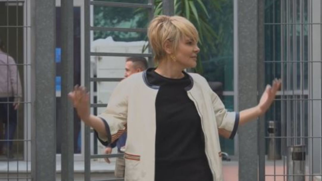 Fotolajm/ Me ‘look’ të ri dhe e buzëqeshur, Monika Kryemadhi paraqitet në SPAK