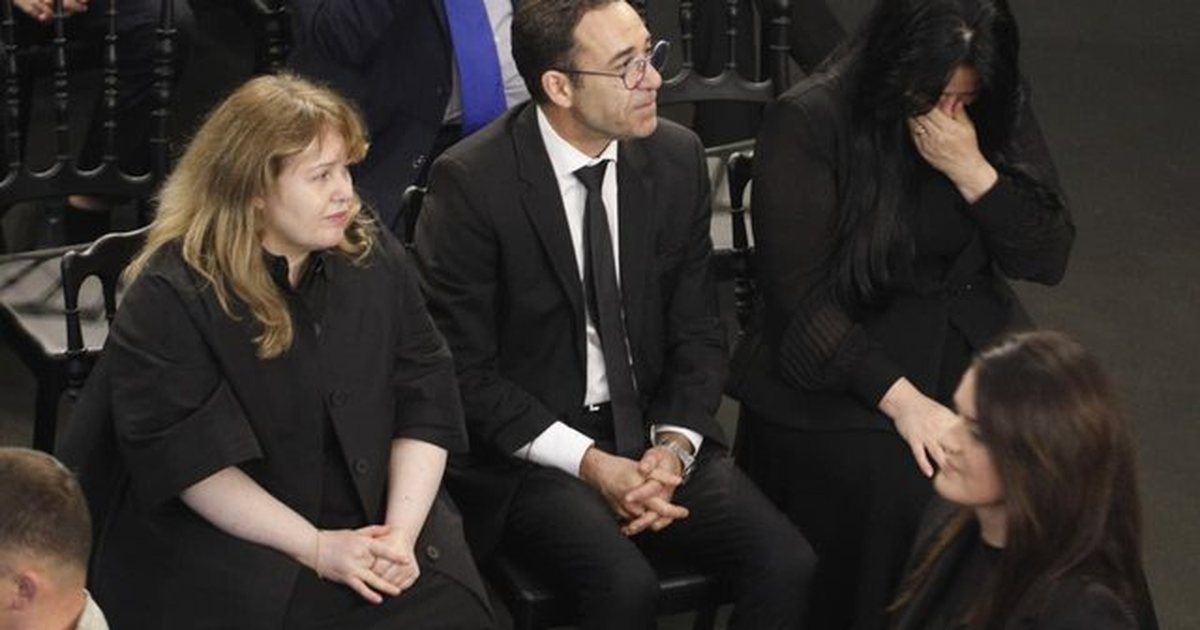 FOTOLAJM/ Me lot në sy, Xhoana nderon Fatos Nanon