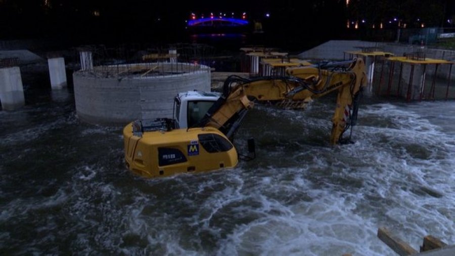 FOTOLAJM/ Përmbytet punishtja e urës së re të Ibrit në Mitrovicë